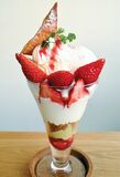完熟とちおとめパフェ　ジェラートのせ