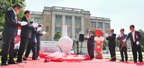 県庁で「いちご記念碑」お披露目