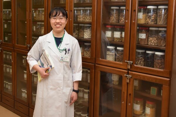 国際医療福祉大で薬学の勉強に励む橋本さん