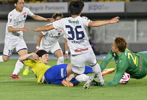 前半17分、栃木ＳＣのＦＷ宮崎（左下）がこぼれ球を押し込むが阻止される＝カンセキスタジアムとちぎ
