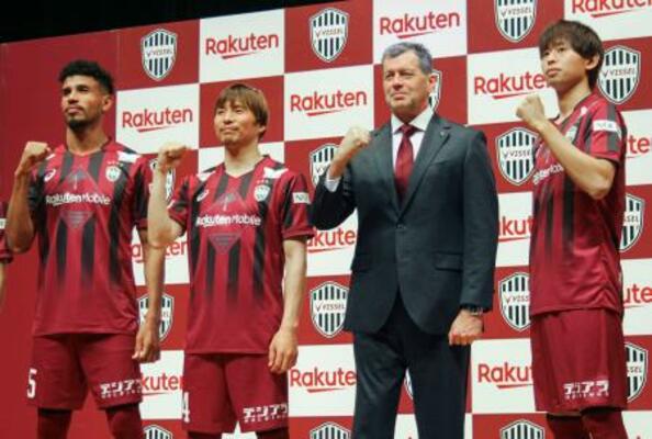 　ファンイベントに登壇し、ポーズをとるＪ１神戸の乾（左から２人目）、スキッベ新監督（同３人目）ら＝９日、神戸市