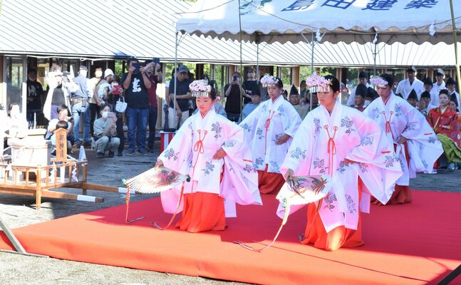 分湯式で巫女舞を奉納する塩原小中の生徒ら