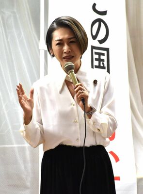 自民候補の応援で演説する三原氏＝12日午後、真岡市台町