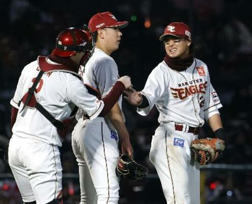 　日本ハムに勝利し、捕手太田と笑顔でタッチを交わす黒川＝楽天モバイルパーク