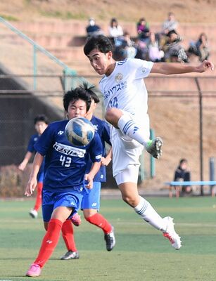 那須野ケ原ＦＣ－ともぞうＳＣ　Ｕ－14準々決勝　前半27分、ともぞうＳＣ　Ｕ－14のＦＷ小堀（右）がタイレクトボレーを狙う＝鹿沼市のサンエコ自然の森サッカー場
