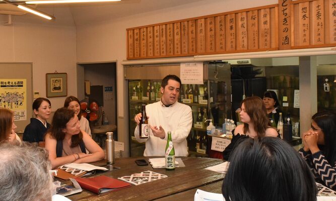日本酒の種類や製造方法などを学んだ勉強会＝26日午後、宇都宮市