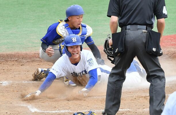 8回、白鴎大・服部の左犠飛で2点目の生還をする松浦=平成国際大野球場、内藤大地撮影
