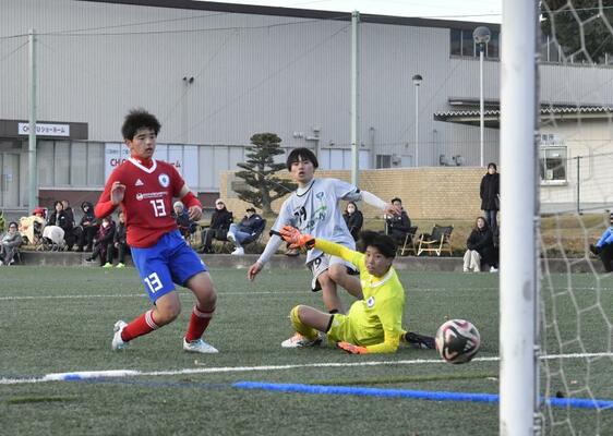 前半２６分、栃木ＳＣ　Ｕ１４のＦＷ小熊（右から２人目）が先制ゴールを決める＝県グリーンスタジアムサブグラウンド、井上孝男撮影
