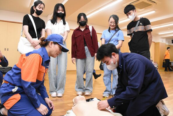 ＡＥＤの使い方を学ぶ参加者ら