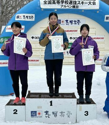 女子回転で初優勝した足大付の大西（中央）と３位の深澤（右）＝長野県の志賀高原ジャイアントスキー場