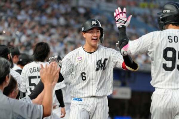 　３回、満塁本塁打を放ち、ナインに迎えられるロッテ・西川＝ＺＯＺＯマリン