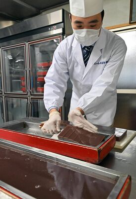 最盛期を迎えている水ようかん作り＝22日午前10時25分、日光市中鉢石町