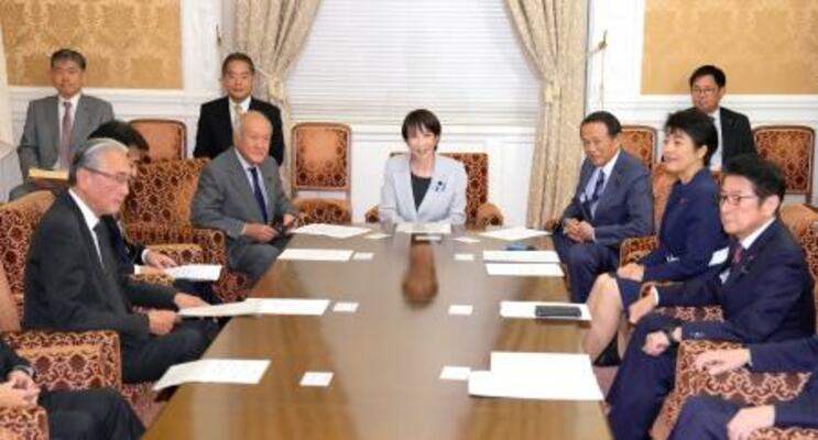 自民党役員会に臨む高市首相(中央)ら=10日午後、国会