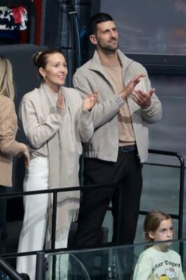 　ミラノ・コルティナ五輪のフィギュアスケートを観戦するテニスのノバク・ジョコビッチ（右）夫妻＝８日、イタリア・ミラノ（ゲッティ＝共同）