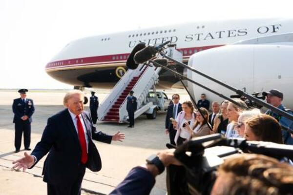 　１日、新たなエアフォースワンの搭乗前に記者団に話すトランプ米大統領＝ワシントン郊外のアンドルーズ空軍基地（ＡＰ＝共同）