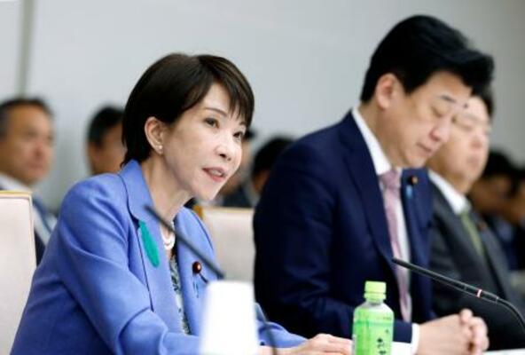 経済財政諮問会議で発言する高市首相(手前)=13日午後、首相官邸