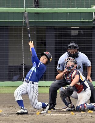 ５回、真岡クラブの林が中越えに２点適時二塁打を放つ＝エイジェック