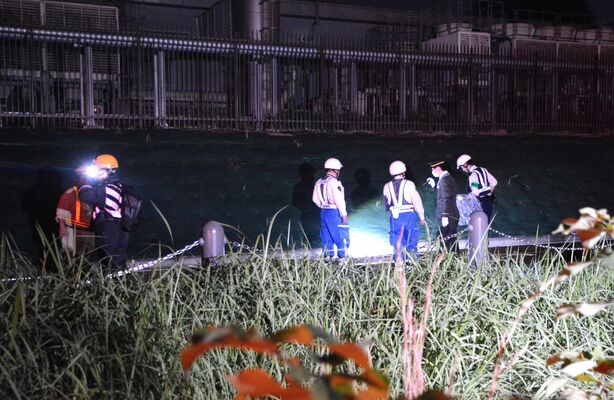 事故現場付近の軌道上を調べる警察官ら＝17日午後11時20分、宇都宮市清原工業団地