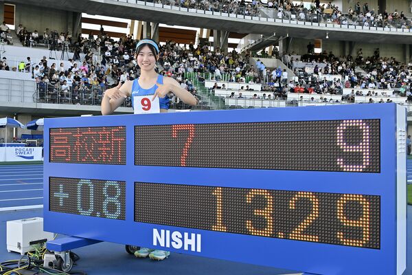 陸上少年女子共通１００メートル障害　13秒29で自身が持つ高校記録を０・01秒更新した白鴎足利高の石原＝６日午後、滋賀県彦根市の平和堂ＨＡＴＯスタジアム、磯真奈美撮影