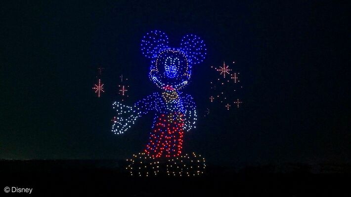 夜空に浮かぶミッキーマウス（©Ｄｉｓｎｅｙ）