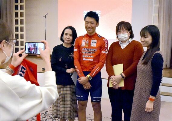 ファンとの写真撮影に応じるブリッツェンの小野寺＝宇都宮市内