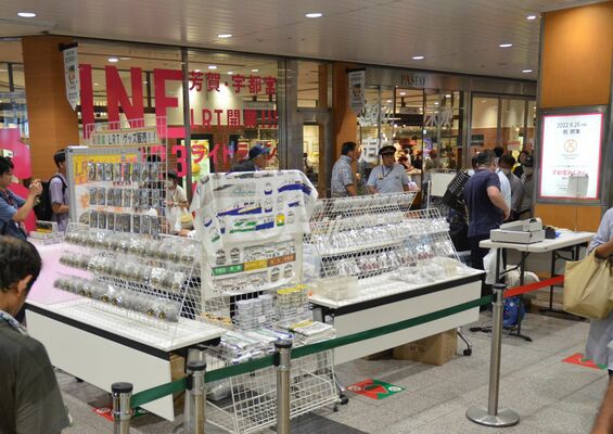 販売される鉄道グッズ（ＪＲ東日本提供）