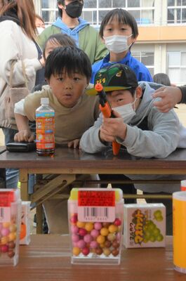 射的を楽しむ子どもたち