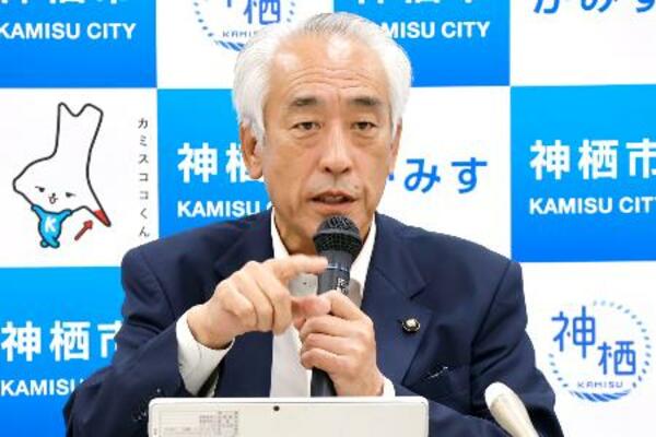 取材に応じる茨城県神栖市の木内敏之市長=22日午後、茨城県神栖市