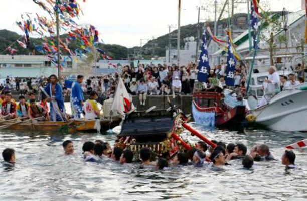 　勝浦八幡神社の例大祭で行われた「海中みそぎ」＝２１日午後、和歌山県那智勝浦町