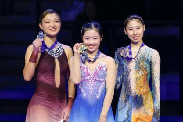 　グランプリシリーズ初出場優勝を果たした中井亜美。左は２位の坂本花織、右は３位の住吉りをん＝アンジェ（共同）