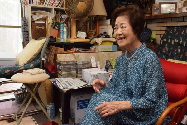 満州からの壮絶な引き揚げ体験を語る山崎さん＝７月、小山市萱橋
