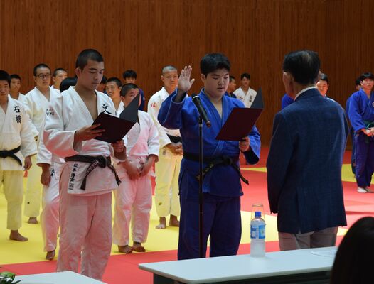 選手宣誓する両国の代表選手２人＝４日午前、ユウケイ武道館