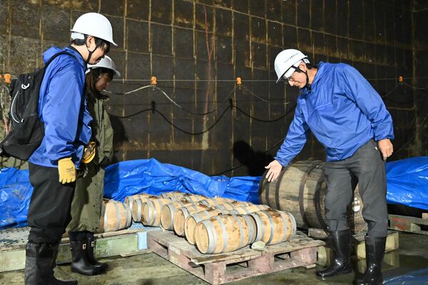 大谷石地下採掘場に貯蔵されているウイスキー「石の刻」＝３日午後、宇都宮市