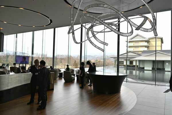 景色を一望できるサンクチュアリコート日光のロビー＝24日午前、日光市