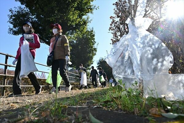 袋を片手に工業団地を歩くウオークラリーの参加者