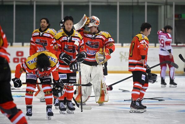 ３連覇を逃し、肩を落とすバックスの選手たち＝長野市ビッグハット、磯真奈美撮影