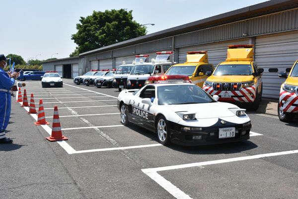 パトロールに向かうホンダ「ＮＳＸ」のパトカーなど＝11日午前、鹿沼市茂呂
