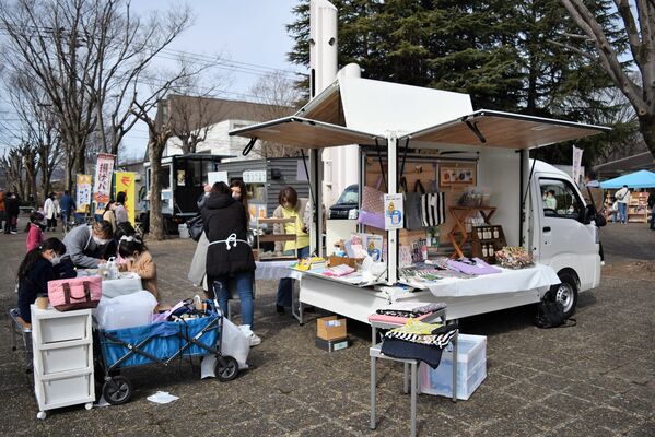 荷台に商品が並べられたＮｉｂａｋｏ＝佐野市