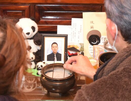 悠輔さんの仏壇で焼香する父鏑木浩之さん（右）と母恵理さん＝18日午後、那須町寺子丙