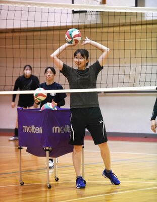 バレーボール成年女子の選手を指導する福田さん（中央）