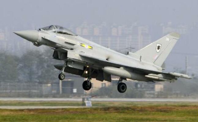 　韓国の米空軍烏山基地を離陸する英軍のタイフーン戦闘機＝２０１６年１１月