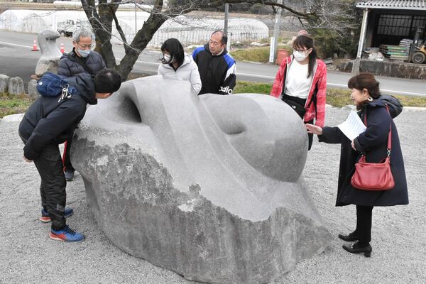威徳院境内の除幕された記念モニュメント「学縁」