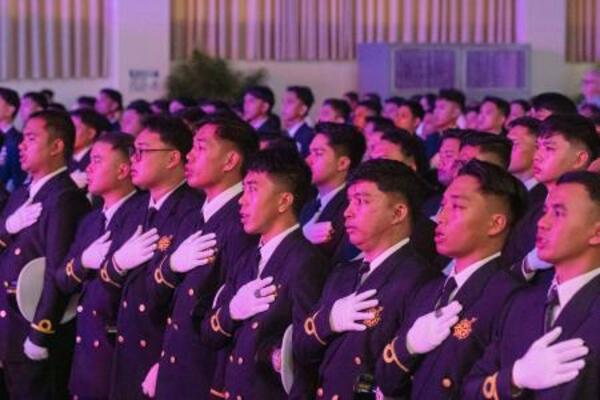 　商船三井が共同運営する商船大学の卒業生たち＝３日、フィリピン・ダスマリニャス（共同）