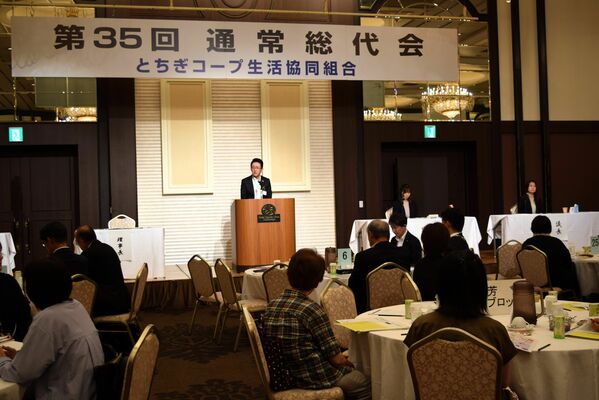 通常総代会であいさつする塚原理事長＝12日午前、宇都宮市