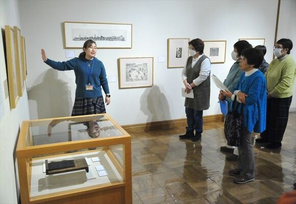 斎藤館長（左）が作品について説明した「刷りという実験室」のギャラリートーク