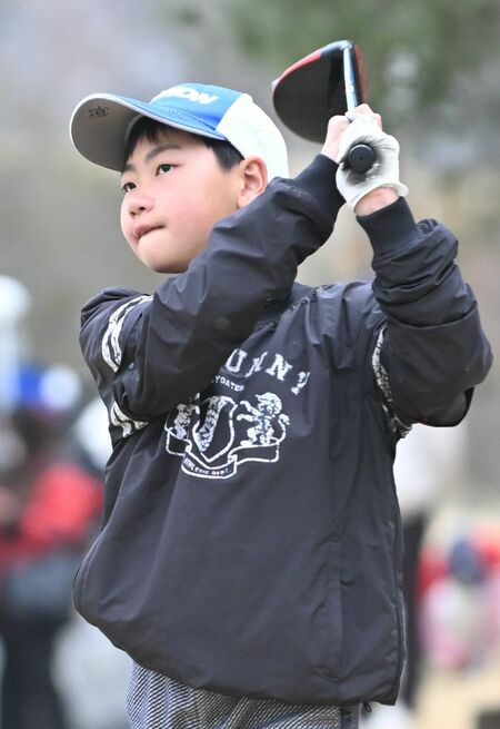小学生　10オーバー、82で県勢最高の４位だった宮澤（埼玉）の１番ティーショット＝都賀ＣＣ