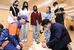 ＡＥＤの使い方を学ぶ参加者ら