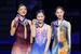 　グランプリシリーズ初出場優勝を果たした中井亜美。左は２位の坂本花織、右は３位の住吉りをん＝アンジェ（共同）