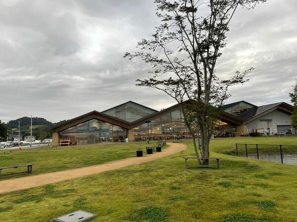 原っぱに生えて来た?建物群