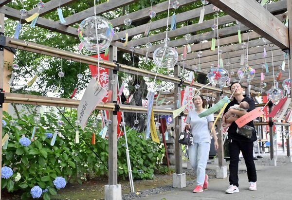涼しげな音色を奏でる風鈴=9日午前10時45分、下野市下古山